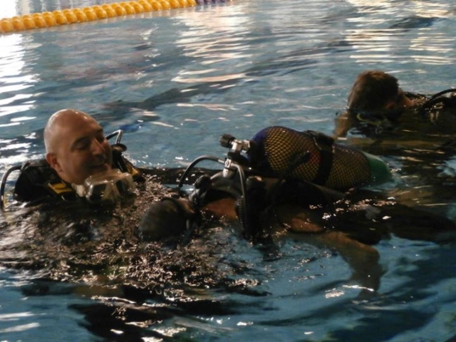  Erste Tauchgänge im Pool 